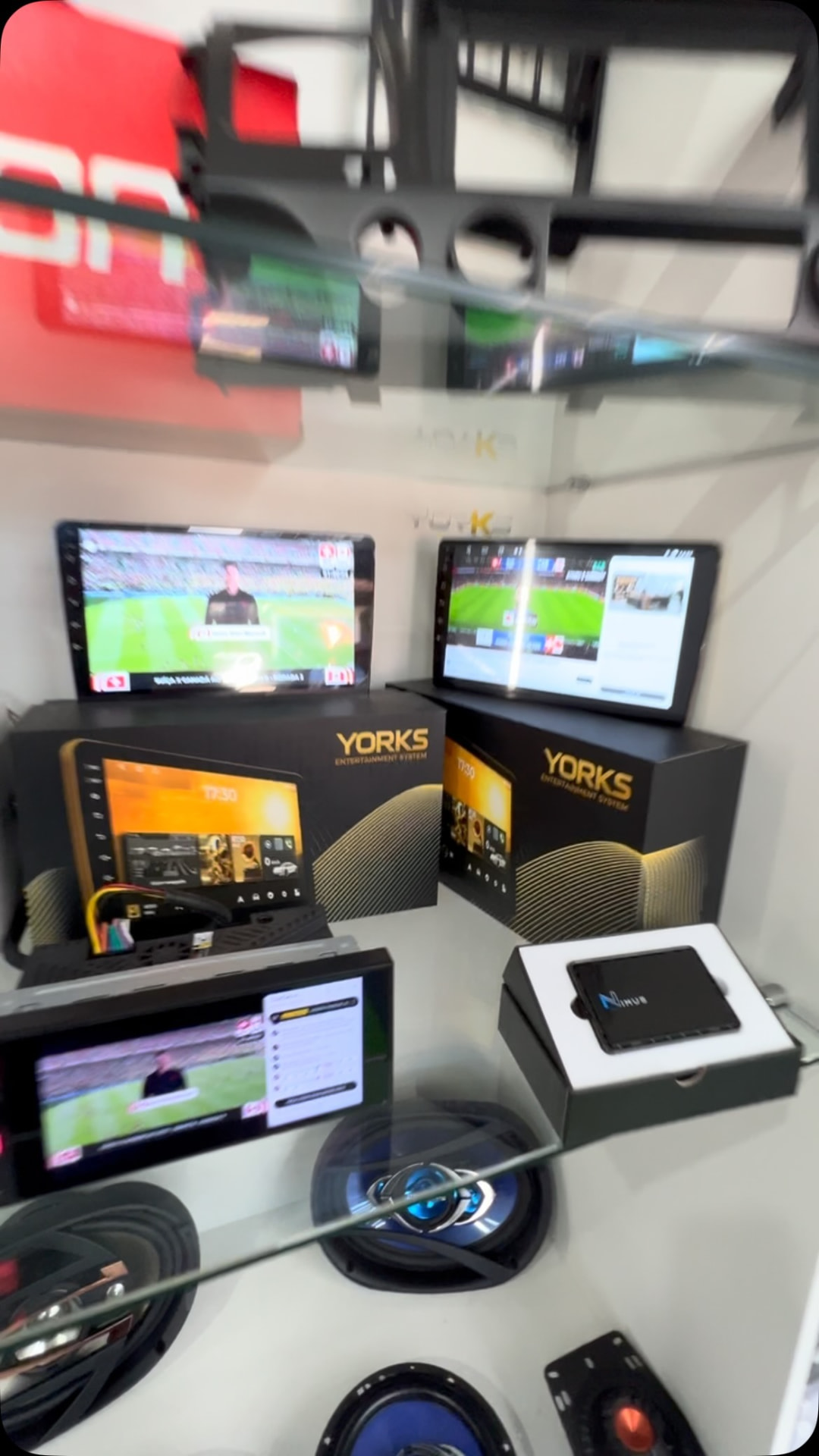 Vitrine com multimídias Yorks, alto-falantes e módulos na loja