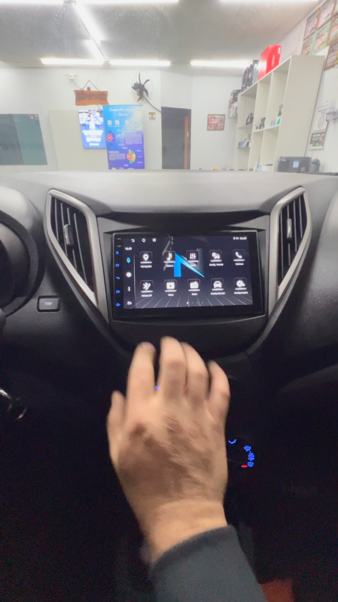 Central multimídia Android instalada no painel de um Hyundai HB20
