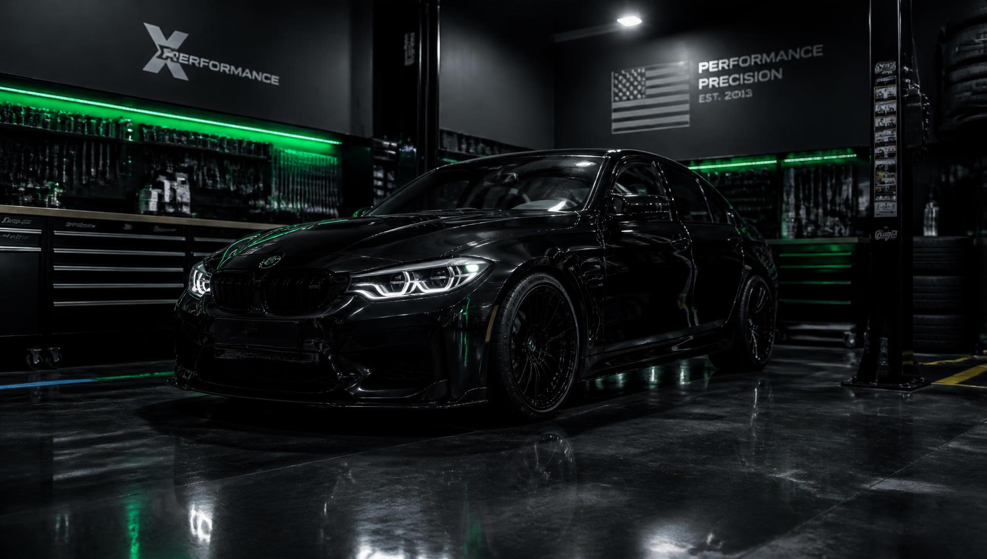 Carro preto em oficina de personalização automotiva